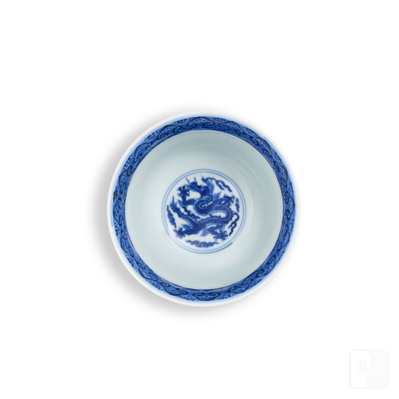 A blue and white Ming-style 'dragon' cup, Mark and period of Qianlong | 清乾隆 青花龍紋仰鐘盃 《大清乾隆年製》款 - 图3